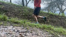 El taqueado de 4,5mm y el traction lug nos permiten afrontar terrenos con barro sin miedo