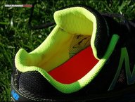 Detalle de la prominente lengüeta, que cumple perfectamente su misión de filtrar la tensión de los cordones.