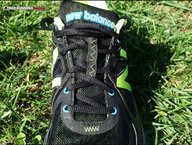 Aflojamientos cero con la sección irregular de los cordones y la disposición clásica de los ojales.