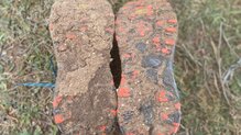 La suela de las New Balance Fresh Foam More Trail v2  es resistente pero colapsa con facilidad en terrenos con barro