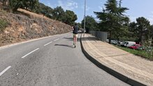 Una zapatilla de asfalto con un taco apto para la montaña.
