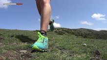 New Balance Vazee Summit W en acción sobre hierba en las cercanías de Matagalls.