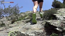 New Balance Vazee Summit W en acción sobre roca cerca de San Segimon, Matagalls.
