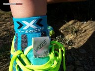 La etiqueta de la marca que viene en la lengüeta de las New Balance Vazee Summit W  es reflectante.