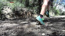 New Balance Vazee Summit W en acción sobre barro en el Montnegre-Corredor. 
