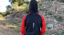 La OS2O Hoka Ultra Trail es una chaqueta que se adapta perfectamente al cuerpo del corredor