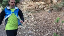 OS2O O2 Waterproof Trail Jacket 30K: Corriendo con la sujecin del botn.