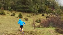 El elegante azul de la chaqueta OS2O O2 Waterproof Ultra Pull On 20k se funde con el paisaje.