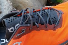 ON RUNNING CLOUDVENTURE PEAK: lengeta fina, transpirable y eficaz