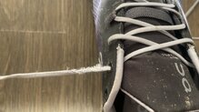 Se puede apreciar como los cordones se han desgastado rápidamente con la  fricción