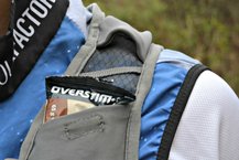 Las OVERSTIM.s Authentic Bar se pueden llevar en los bolsillos delanteros de muchas mochilas.