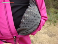 Bolsillos pectorales, solucion para ventilar rapidamente.