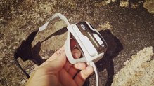Petzl SWIFT RL vista del espacio entre batería y cinta.