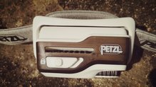 Petzl SWIFT RL vista superior: botn encendido e intensidades y ranuras de ventilacin.