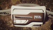 Petzl SWIFT RL vista superior: botón encendido e intensidades y ranuras de ventilación.