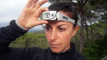 Petzl SWIFT RL vista de como se manipula el botón.