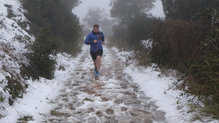 Aprovechamos una nevada en el patio de casa para salir a correr con ellas