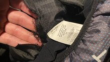RaidLight Responsiv 12L. Rotura y estado del tejido del bolsillo interior trasero.