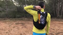 Sacando los palos de la sujecin trasera de la RaidLight Responsiv 18 L