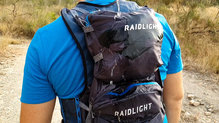 La impermeabilidad de los bolsillos de la RaidLight Revolutiv 12L es buena, pero la cremallera y las costuras no estan sellada