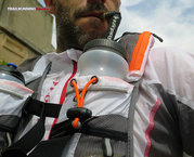 La altura de la Raidlight Ultra Vest Olmo 12 L permite que los bidones con pipeta queden prcticamente a la altura de la boca.