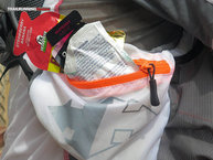 Los bolsillos acoplados en la cinta de cierre ventral son ideales para el transporte de objetos que necesitamos a mano.