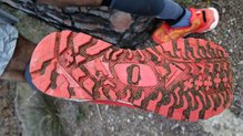La suela de las zapatillas Raidlight Ultramax Evo, verdaderamente dura, aguanta de modo increíble el paso de los kilómetros.