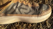 Ronhill Freedom Ultra: Agarre fiable en plena acción rodando por zonas rodeadas de vegetación y senderos compactos.