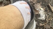 La zapatilla se abre a la altura del collar 