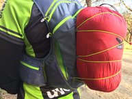 Goma elastica exterior de la  Ronhill  Pioneer 8L Vest idela para transportar, objetos voluminosos, como plumn o saco de dormir.