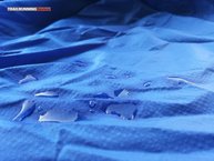 El tejido est tratado para ofrecer cierta repelencia al agua