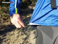 El ajuste del cordón de la cintura a una mano funciona muy bien; tras dos-tres usos os haréis con él.