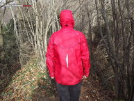 Vemos los detalles traseros de la Ronhill Trail Tempest Jacket; gran capucha y detalles reflectantes.
