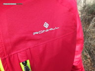 Detalles reflectantes en espalda y pecho de la Ronhill Trail Tempest Jacket.