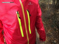 Vemos los dos amplios bolsillos que nos propone Ronhill para la Trail Tempest Jacket,