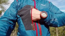 Salewa Pedroc Hybrid Polartec Alpha, bolsillos pectorales.