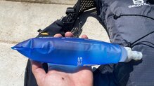 Salomon Active Skin 4. Los Soft Flask tiene esta forma para adaptarse mejor al cuerpo.