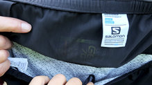 Los pantalones Salomon WP Pant incorporan un bolsillo de grandes dimensiones en la parte trasera