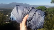 Chaqueta Salomon Elevate Aero FZ Mid W, esto es lo máximo que se puede plegar sin poder guardarse en un propio bolsillo.