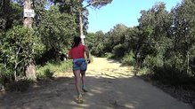 Chaqueta Salomon Elevate Aero FZ Mid W llevándola en la cintura.