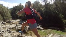 Salomon Elevate Aero Tee W usandose con mochila.