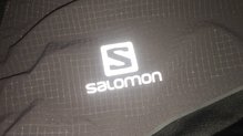 Encontramos reflectantes en los 360 en la Salomon Fast Wing HZ LS Tee.