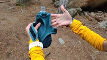 Salomon Pulse HandHeld: diseño trabajado. Mochila con sus tirantes y arneses para llevar en la mano