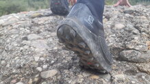 El diseño del taqueado de las Salomon S-lab Cross permite un agarre sobresaliente en terrenos humedos