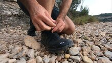 El bolsillo del quicklace de las Salomon S-lab Cross está muy pegado al pie y es muy pequeño