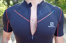 La Salomon S-Lab Exo Zip Tee dispone de una cremallera que podremos ajustar a nuestro gusto.