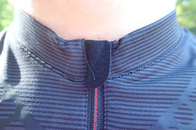 Acabados en el cuello de la Salomon S-Lab Exo Zip Tee.