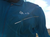 Salomon S-lab Light Jacket: detalle reflectante frontal