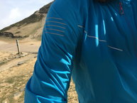 Salomon S-lab Light Jacket: detalle relfectante hombro derecho