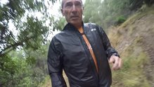 SALOMON S-LAB MOTION FIT 360: La presilla permite abrir la cremallera sin que nos moleste el movimiento de la chaqueta con el aire